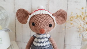 crochet mouse close up on the head