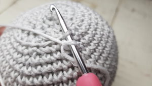 connecting yarn to the head